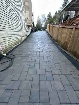 Paver driveway with different shades of tan