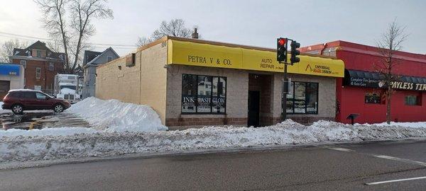 Capital City Auto front entrance.