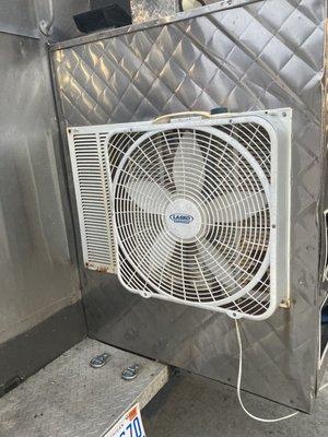 Exterior cooling fan for the generator radiator