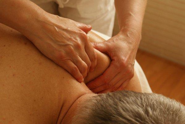 Focused therapeutic table massage to help resolve your complaints.