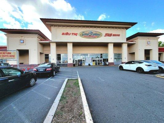 Good Fortune Supermarket is where Wing Cheng Bakery is located.