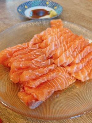 Ah, the salmon is so fresh and delicious!!!!