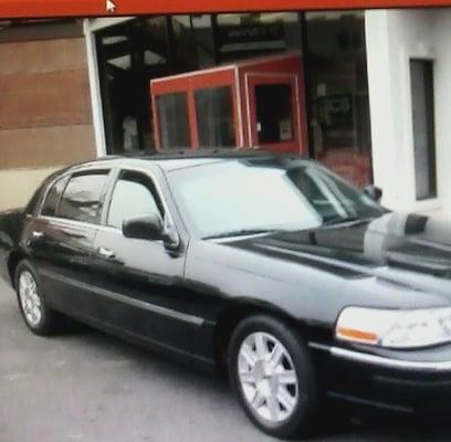 Lincoln Town Car Executive-L for Car service and hourly rate pickups at airports, hotels, business, homes and other locations