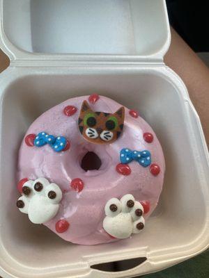 Look at this adorable cat donut!