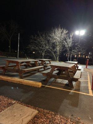 Several picnic tables if you want to sit and enjoy your treat.