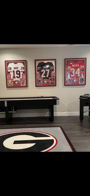 Gameroom, 3 Georgia bulldog jerseys