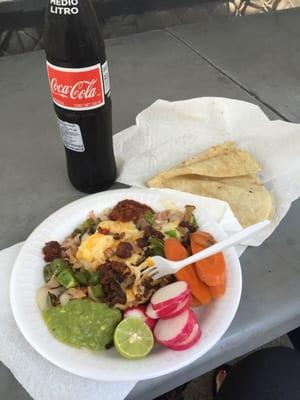 Alambre de al pastor con tortilla de harina y una Coca Cola