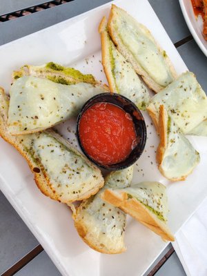 Pesto cheese bread