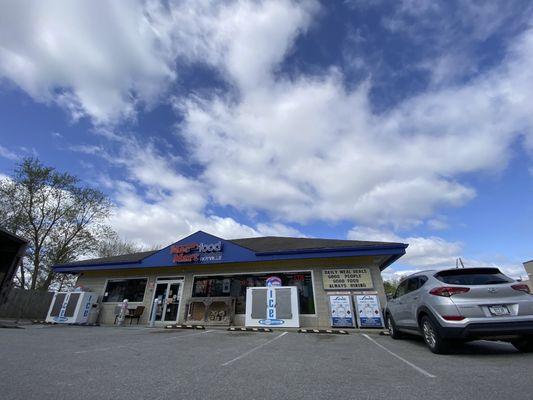 Exterior of MacFood Mart Royville.