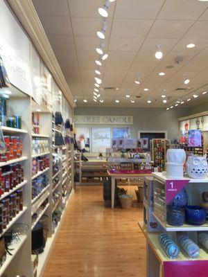 Yankee Candle -- University Station: 247 University Avenue, Westwood           Interior