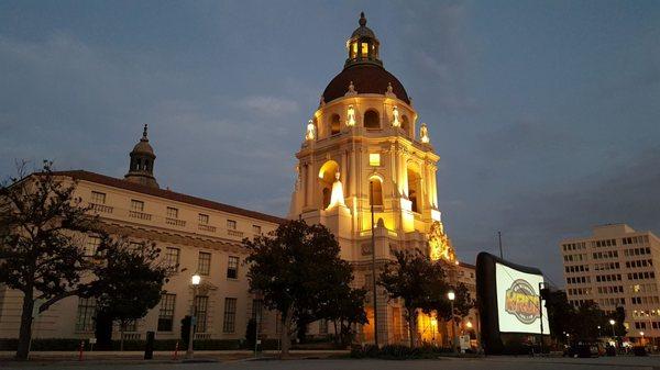 View from Ramona St. of the gigantic screen and Pasadena City Hall at dusk (07/08/17). #Pasadena @EatSeeHear