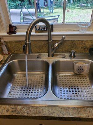 Kitchen faucet replacement- Pull down spray faucet!