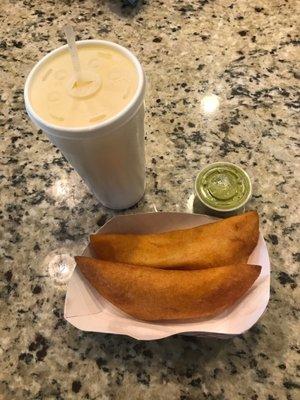 Empanadas / jugo de mango