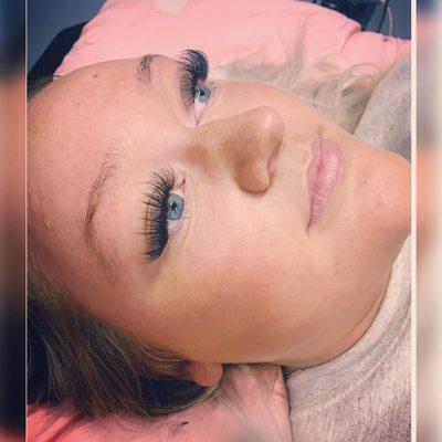 Wispy volume lashes