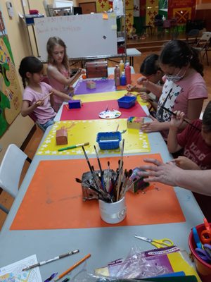 Arts and crafts in mini-camp. Making a treasure chest.