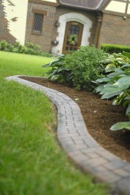 Accent Curbz continuous concrete landscape edging with exclusive aircraft cable reinforcement.