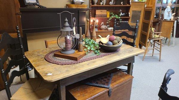 Love the centetpiece display on this farmhouse table.