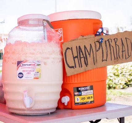 Agua fresca de horchata y caliente champurrado.