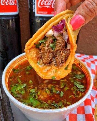 Taco de birria con delicioso consomé