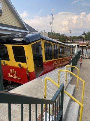 To our great surprise this cable car takes you from the bottom of Lookout Mountain to the very top