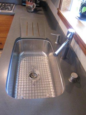 Custom kitchen counter with integrated drain ramp