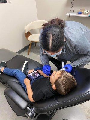 Awesome Personnel cleaning his teeth, brushing them and even polished!