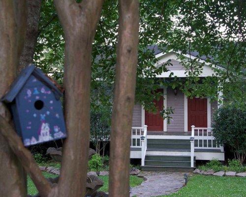 Memories cottage is circa 1870's offering the grandest baths in Jefferson.