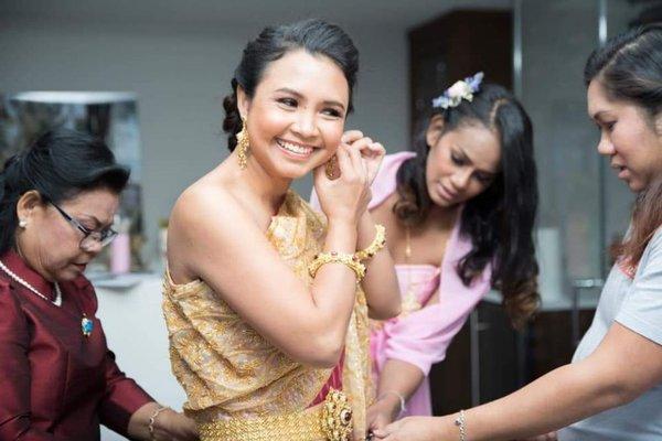 Happy Bridal hair and make up for her Thai tradition wedding.