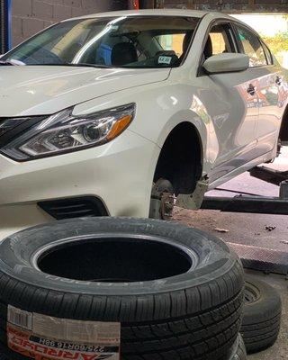 2018 Nissan Altima / 4 New TIRES