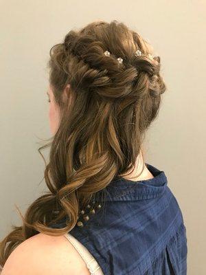 Prom 2018 Half-Updo. (Stylist: Audrianna)