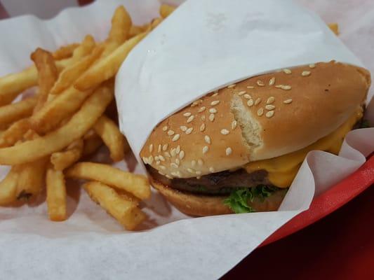 Cheeseburger w/ fries