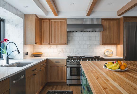 A well-lit kitchen with expansive countertops, ideal for family gatherings and gourmet cooking.