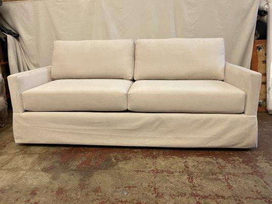 Kick skirt sofa in velvet