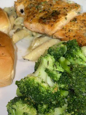 Savor the richness of our Alfredo entree, crowned with garlic buttery pepper salmon. Paired with vibrant broccoli and warm Hawaiian rolls.