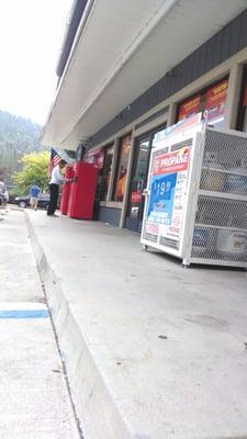 Side view of 7-eleven entrance