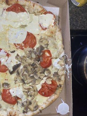 White pizza with tomato&mozzarella, half mushroom