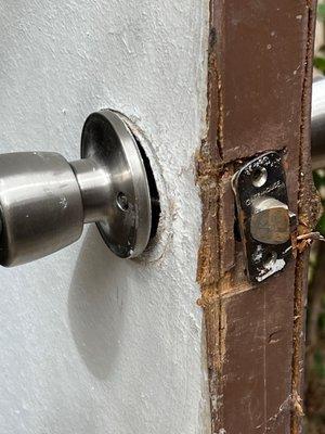 Door from kitchen to garage doesn't close