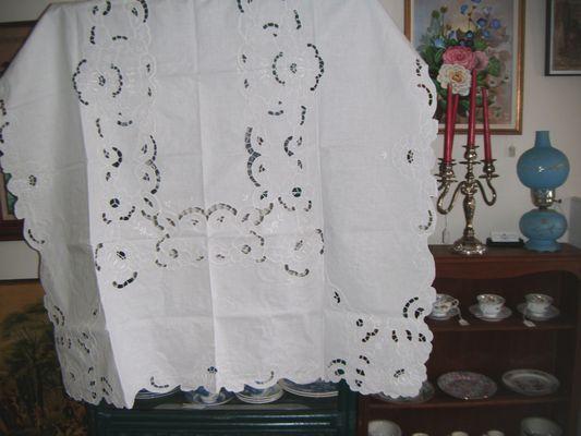 Linen tablecloth with cutwork and 6 napkins