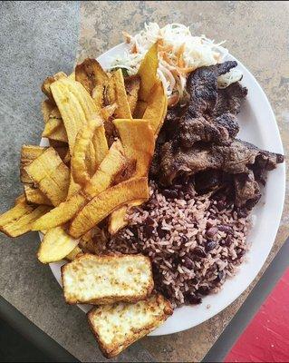 Carne Asada Estilo Nicaragüense: It has Gallopinto, Tajadas, Carne asada, Queso frito, y ensalada de repollo.