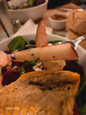 Salmone e Pere   Grilled salmon, baby spinach, endive, pears, toasted pecans red beets, cherry tomatoes, Raspberry dressing