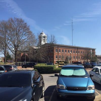 Looking SE, is the courthouse in the town square.