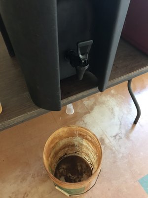 Juice overflow Bucket looks like it was sitting in the dirt for years. Has dirt and god knows what at the bottom.