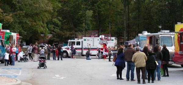 Hawks set up hoops at Dunwoody Food Truck Thursdays