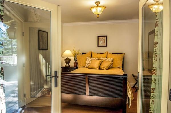 A queen bedroom, one of 3 king and 2 queen bedrooms at Vignoble House.