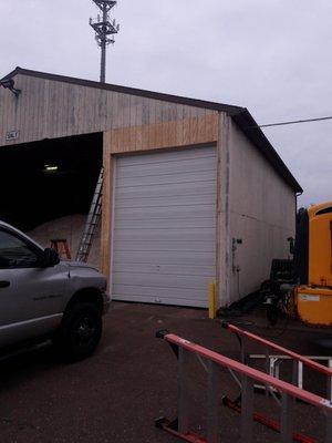 Industrial non insulated sectional door