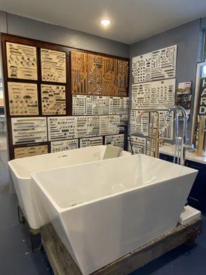 BATHTUBS-YES. HARDWARE-YES. PLENTY TO CHOOSE FROM.