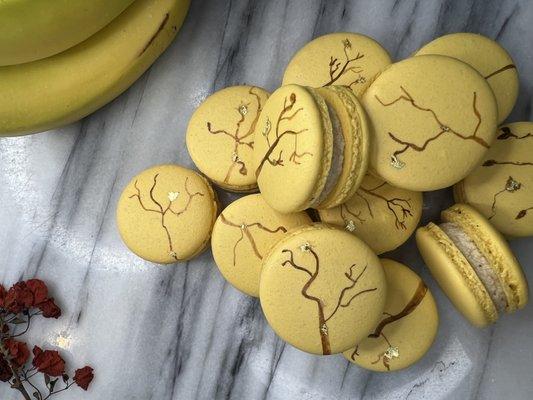 Bananas foster macaron