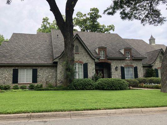 City Roofing Company, based in Fort Worth, Texas, worked on this grey residential shingle roof.