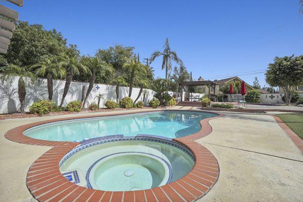 Pool & Jacuzzi