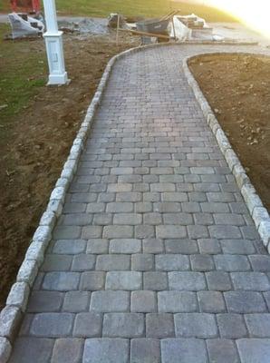 Pavestone Plaza Squares & Recs with Cobble Stone border